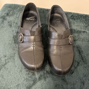 Dansko womens Black leather clogs shoes slip on size 38 US 7.5 or 8 Tamara
